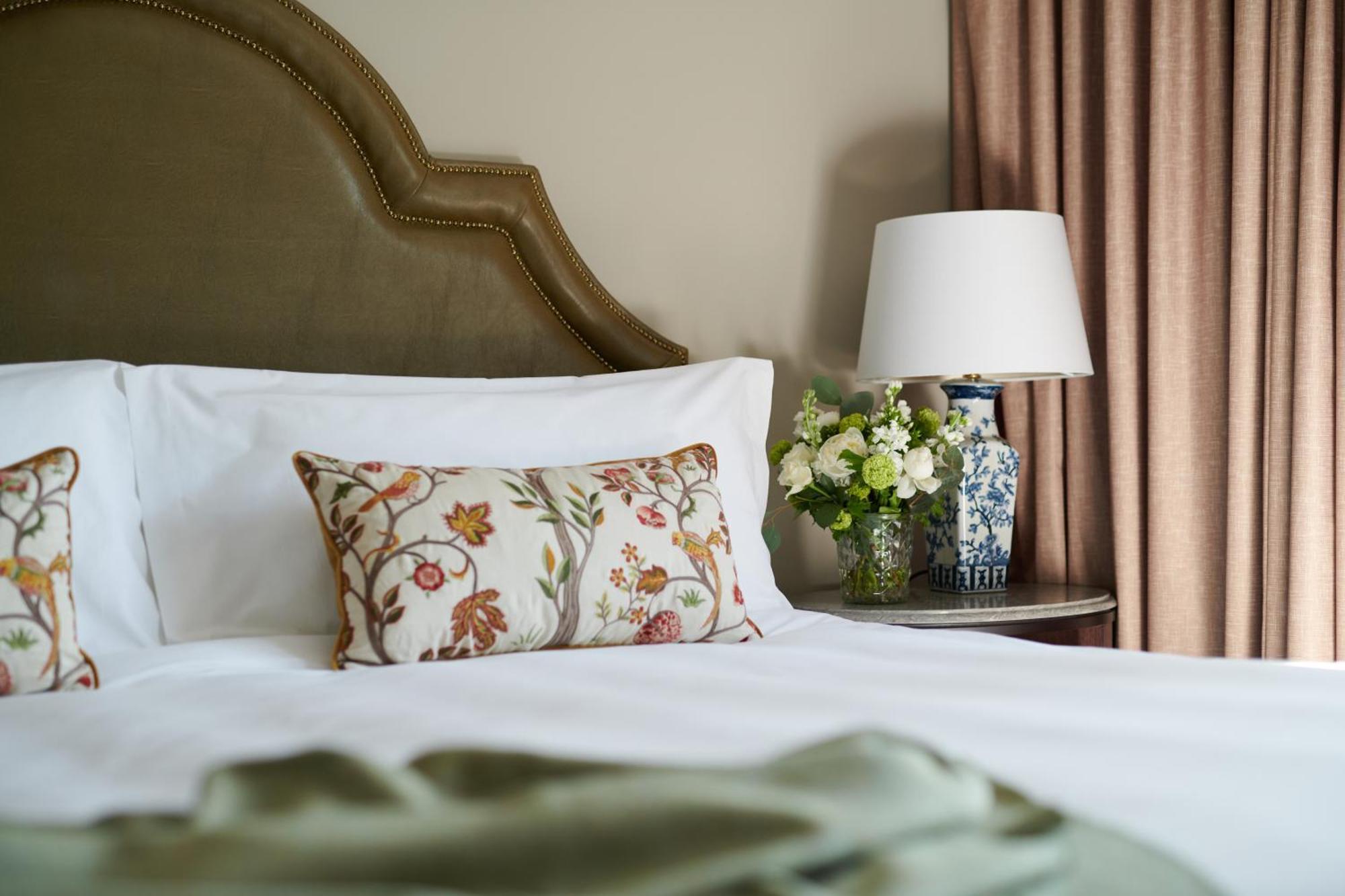 Carton House A Fairmont Managed Hotel Мейнут Екстер'єр фото A bed with a pillow