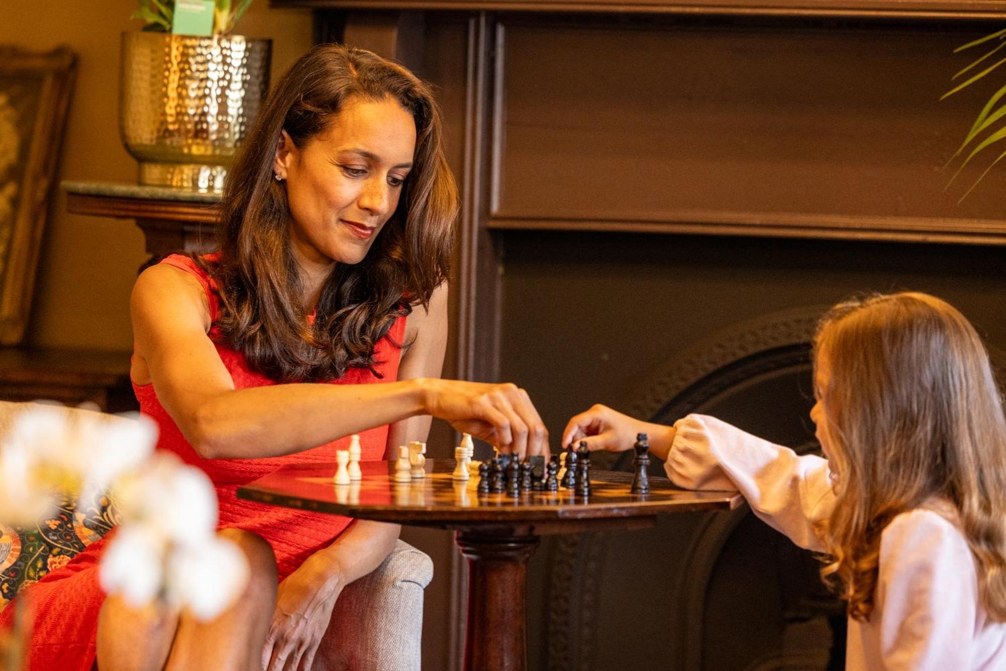 Carton House A Fairmont Managed Hotel Мейнут Екстер'єр фото A woman playing chess with her daughter